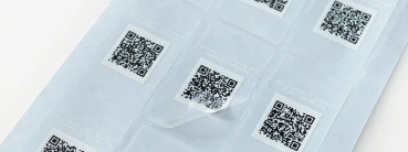투명 필름 원단에 가변 QR을 인쇄한 정품인증 라벨 시트